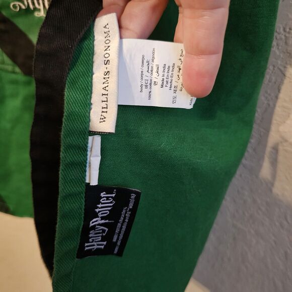 Williams Sonoma HARRY POTTER Hogwarts SLYTHERIN Apron Kids Green Black - Picture 3 of 4
